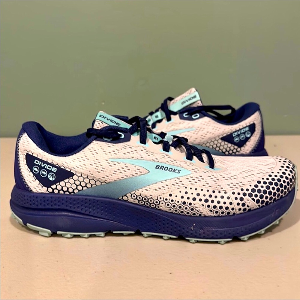 Women’s Brooks divide trail shoes. Size 10.